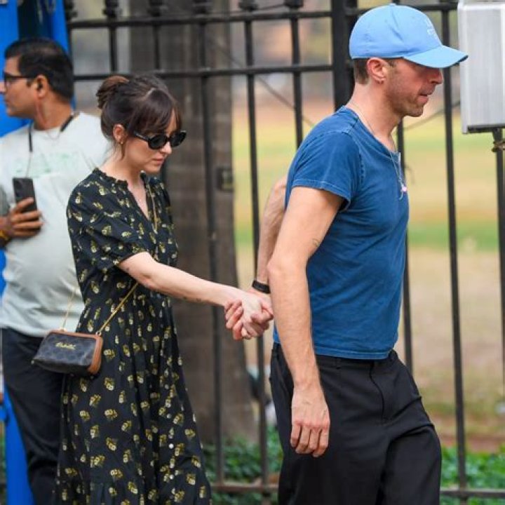 Dakota Johnson And Chris Martin's Age Difference: Unraveling The Facts