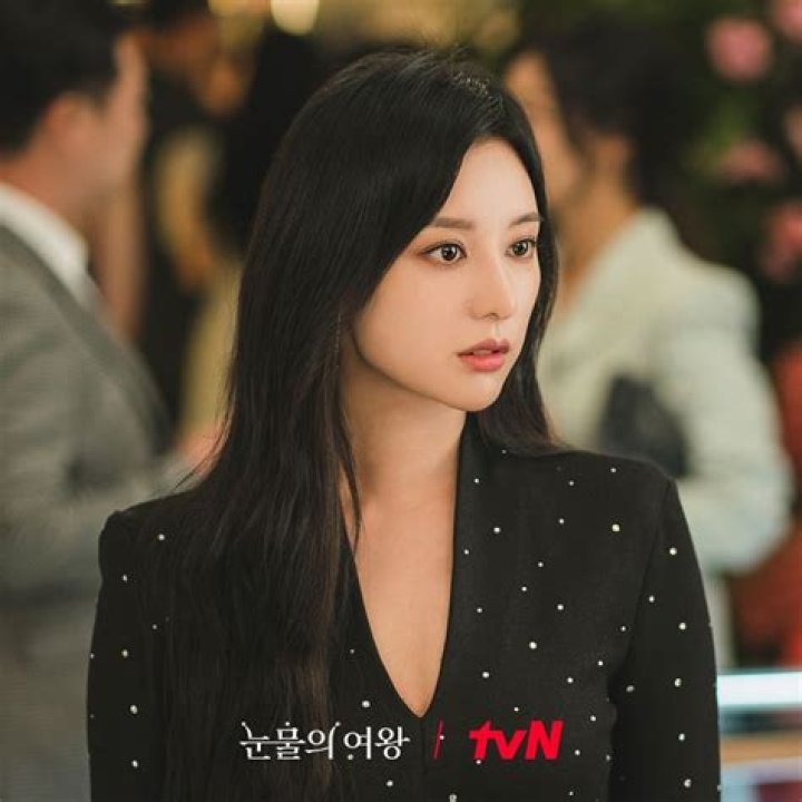 Kim Ji Won's Close Celebrity Friendships: A Hollywood Connection