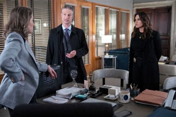 Who got shot at the end of season 17 episode 5 SVU?